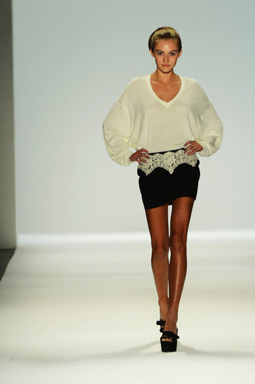 VNTM tiếp tục đưa th&iacute; sinh l&ecirc;n s&agrave;n diễn quốc tế 