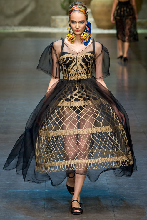 Mẫu bầu 6 tháng catwalk tại Milan Fashion Week
