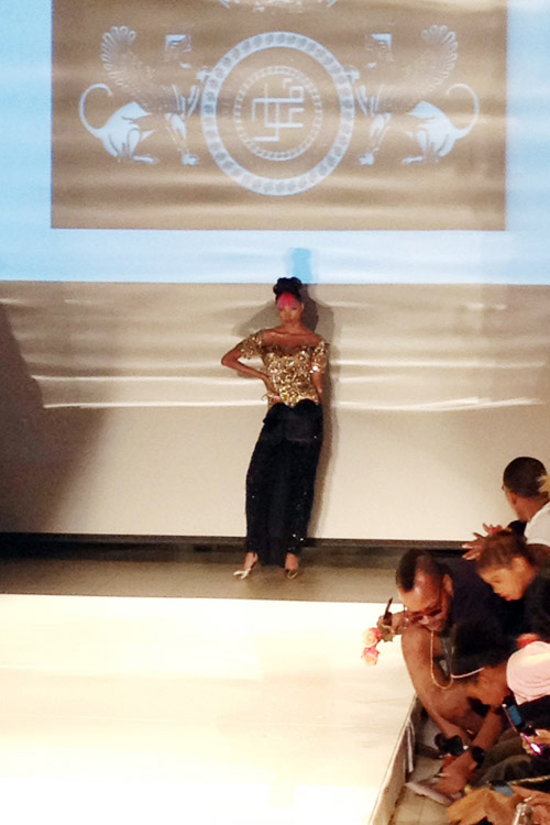 Minh Triệu tr&igrave;nh diễn tr&ecirc;n s&agrave;n catwalk New York