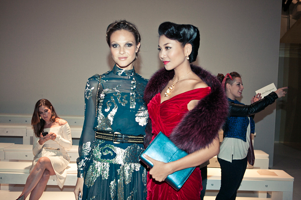 Thanh Hằng "diện" khăn lông thú tại Milan Fashion Week