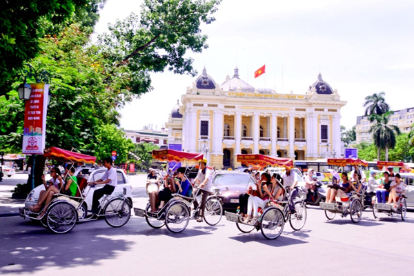 Th&iacute; sinh vui vẻ tham quan Thủ đ&ocirc;
