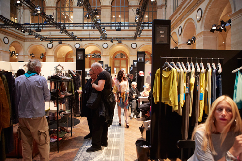 Lý Nhã Kỳ khoe sắc tại triển lãm thời trang Paris Lý Nhã Kỳ khoe sắc tại triển lãm thời trang Paris