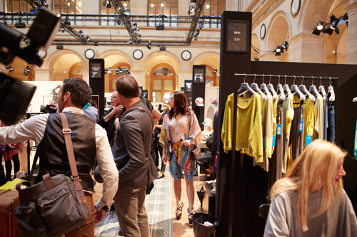 Lý Nhã Kỳ khoe sắc tại triển lãm thời trang Paris Lý Nhã Kỳ khoe sắc tại triển lãm thời trang Paris