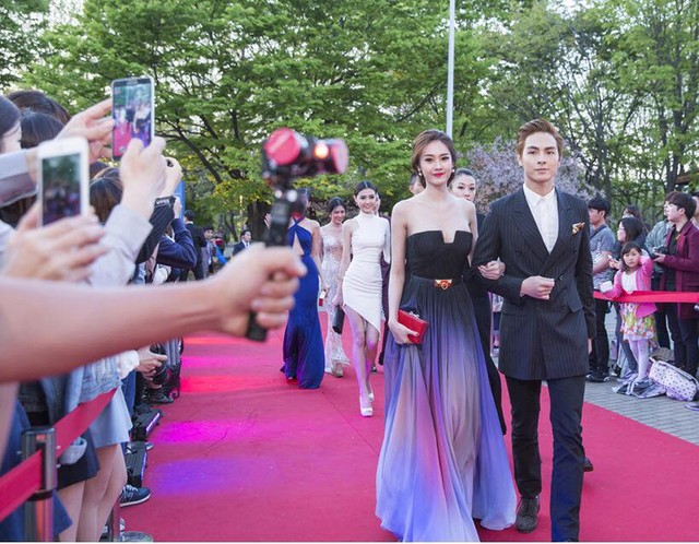 Linh Chi gây chú ý khi xuất hiện tại thảm đỏ Liên hoan Người mẫu Châu Á 2015