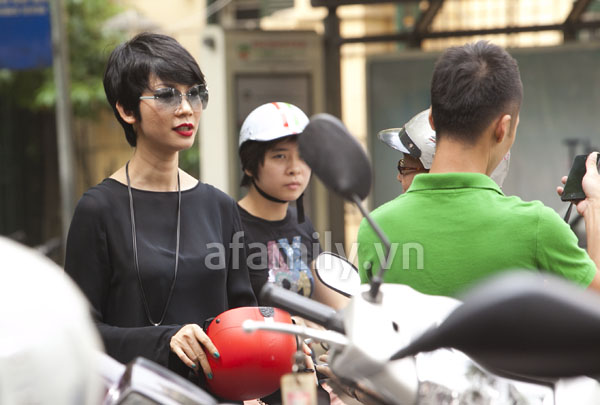 Xuân Lan tự đi xe máy dạo phố thu Hà Nội