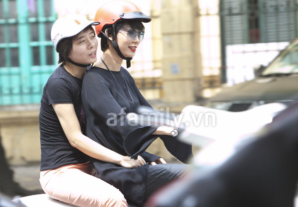 Xuân Lan tự đi xe máy dạo phố thu Hà Nội
