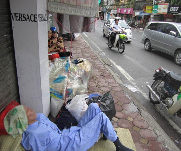 “Vứt” bố ra đường: “Những người vừa ăn cướp vừa la làng”