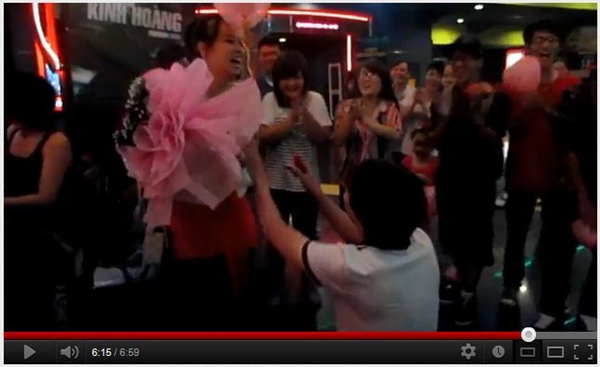 Thú vị màn cầu hôn theo phong cách Gangnam Style