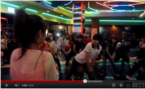 Thú vị màn cầu hôn theo phong cách Gangnam Style