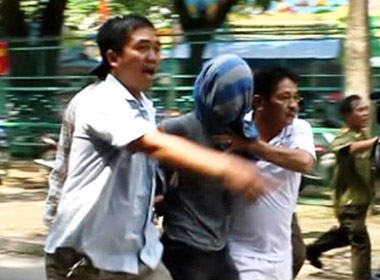To&agrave;n cảnh vụ x&ocirc;ng v&agrave;o trường mầm non, bắt trẻ l&agrave;m con tin
