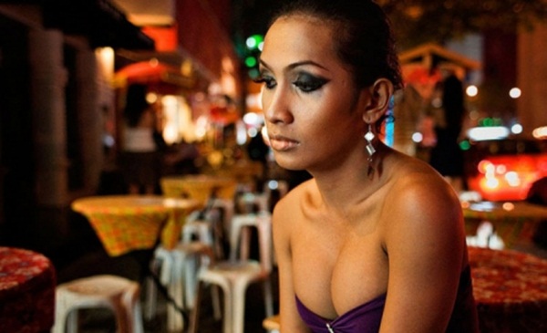 Zoom vào cuộc sống của “gái nhảy” chuyển giới Thái Lan