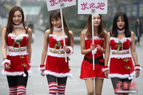 4 'ba noel' cam bien 'xin om' tren pho hinh anh 1