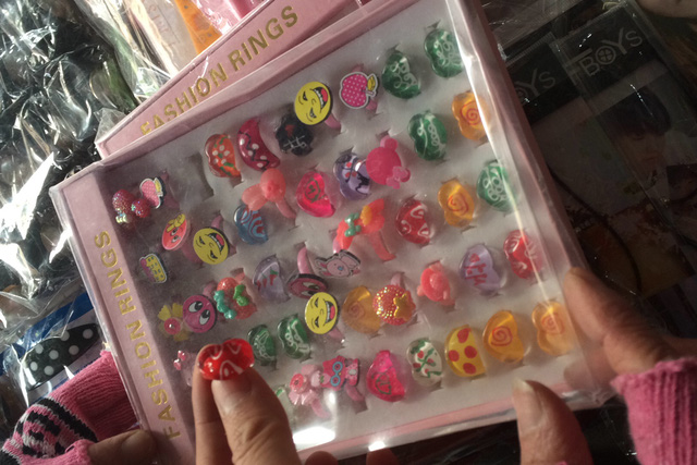 Nhẫn nhựa trẻ em không xuất xứ đang được bày bán tại Hà Nội. Ảnh: N.H