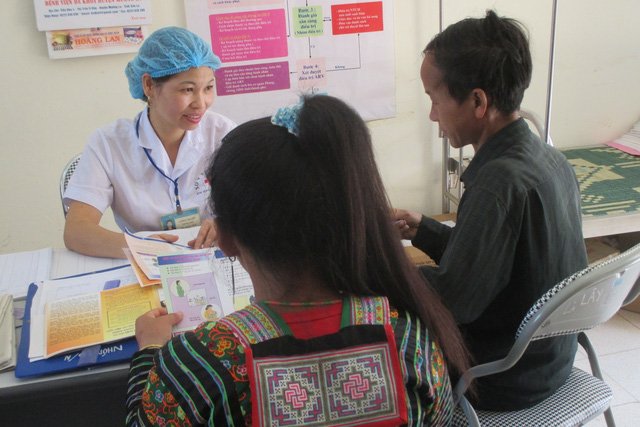 Người dân đang được tư vấn về việc phòng, chống nhiễm HIV/AIDS tại Bệnh viện Đa khoa huyện Mường La. Ảnh N.Mai