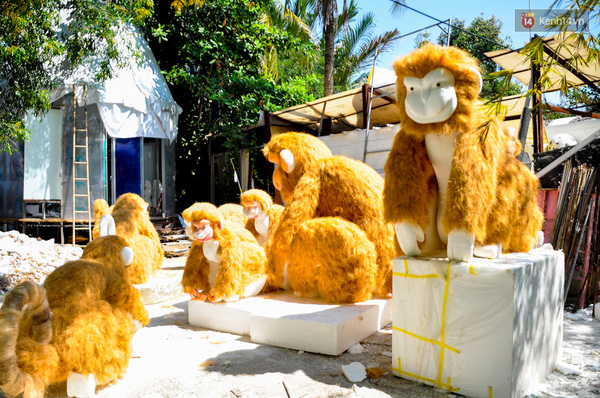Cận cảnh bầy khỉ khổng lồ sắp đổ bộ đường hoa Nguyễn Huệ ở Sài Gòn - Ảnh 1.