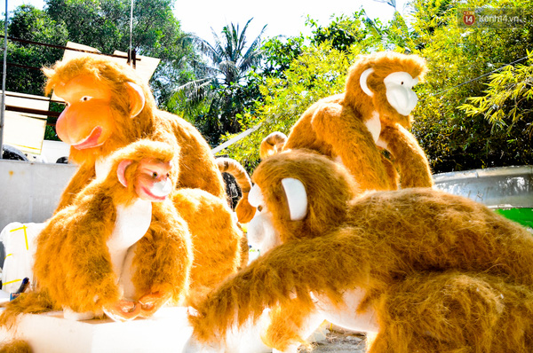 Cận cảnh bầy khỉ khổng lồ sắp đổ bộ đường hoa Nguyễn Huệ ở Sài Gòn - Ảnh 4.