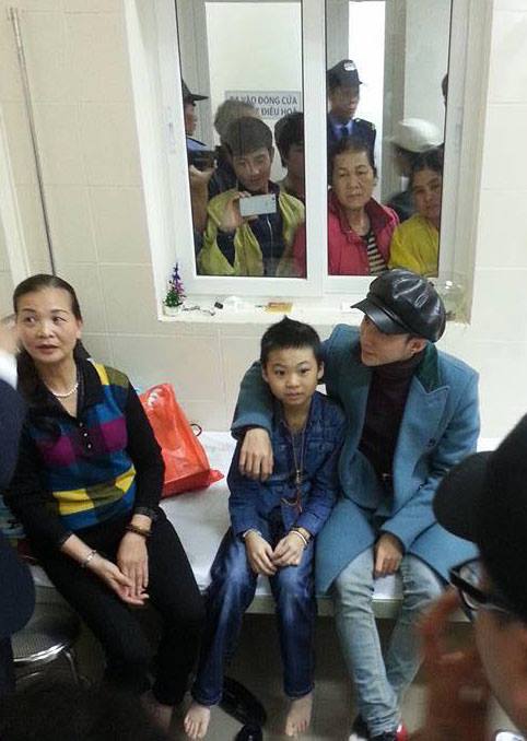Cậu bé ung thư được lên sân khấu hát cùng Sơn Tùng: Hôm nay là ngày hạnh phúc nhất của con - Ảnh 1.