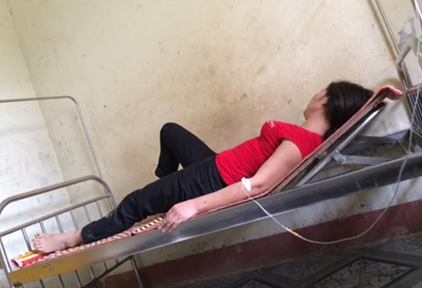 Hai mẹ con chị Xu&acirc;n tại bệnh viện Đa Khoa T&acirc;n Kỳ ( Nghệ An)