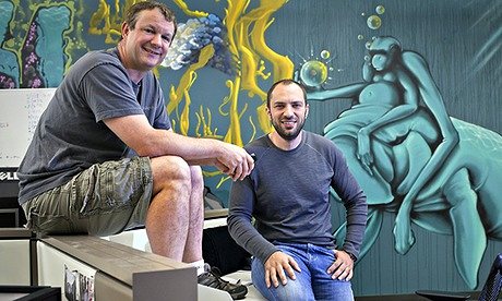 Brian Acton (trái) và người đồng nghiệp cũ Jan Koum đồng sáng lập ra ứng dụng WhatsApp