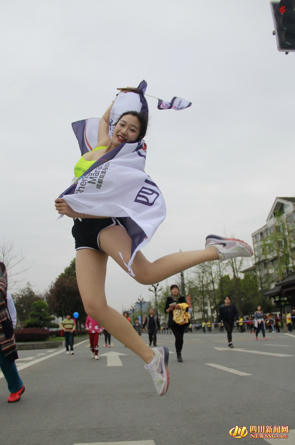 Nữ tiếp viên hàng không đi giày cao gót chạy marathon 8km vì Song Joong Ki - Ảnh 5.