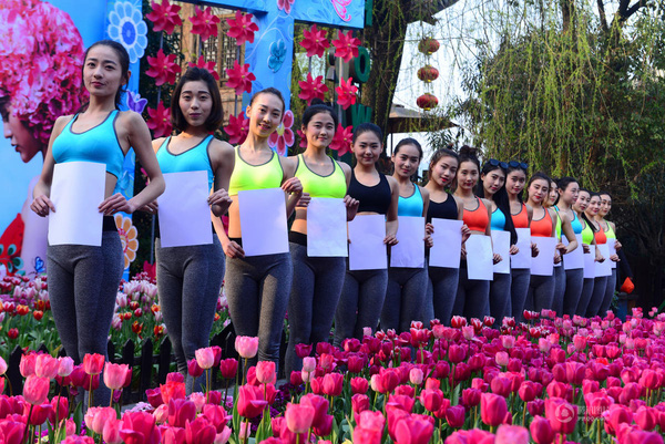 Trung Quốc: Nữ sinh trường Nghệ thuật khoe vòng eo A4 kêu gọi mọi người giảm cân - Ảnh 1.