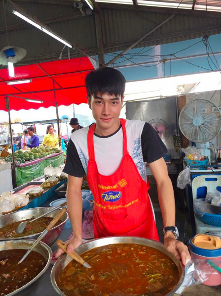 Cả khu chợ Thái Lan náo loạn vì... anh chàng bán cà ri quá đẹp trai