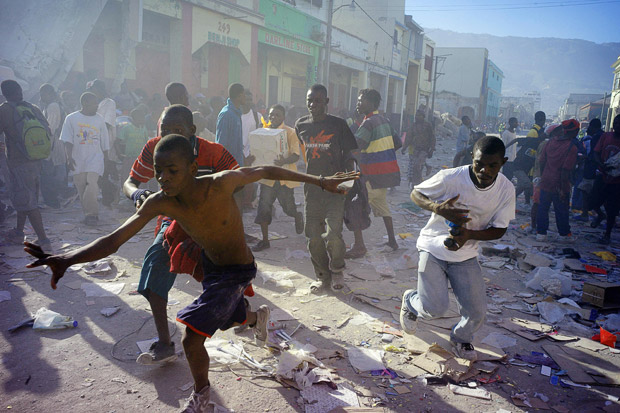 Những hình ảnh trên khác hoàn toàn với điều đã xảy ra tại Haiti vào đầu năm 2010, hỗn loạn, cướp bóc và chết chóc khắp nơi.