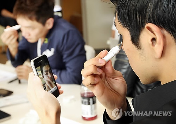 Loạt ảnh cho thấy nam giới Hàn Quốc nghiện trang điểm nhất thế giới - Ảnh 4.