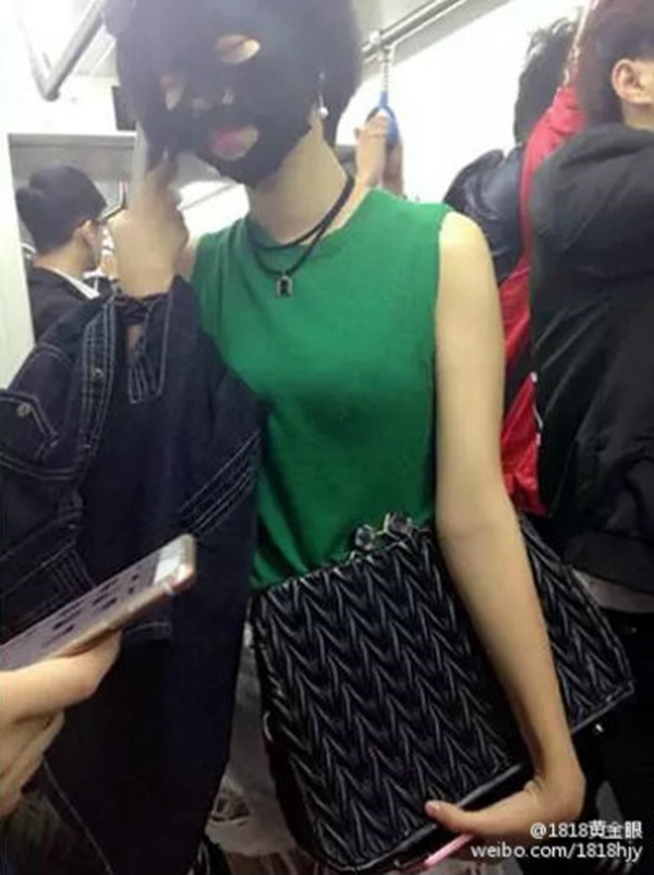 Sự thật bất ngờ về cô gái mặt nạ đen gây sốt trên tàu điện ngầm Trung Quốc những ngày qua - Ảnh 3.