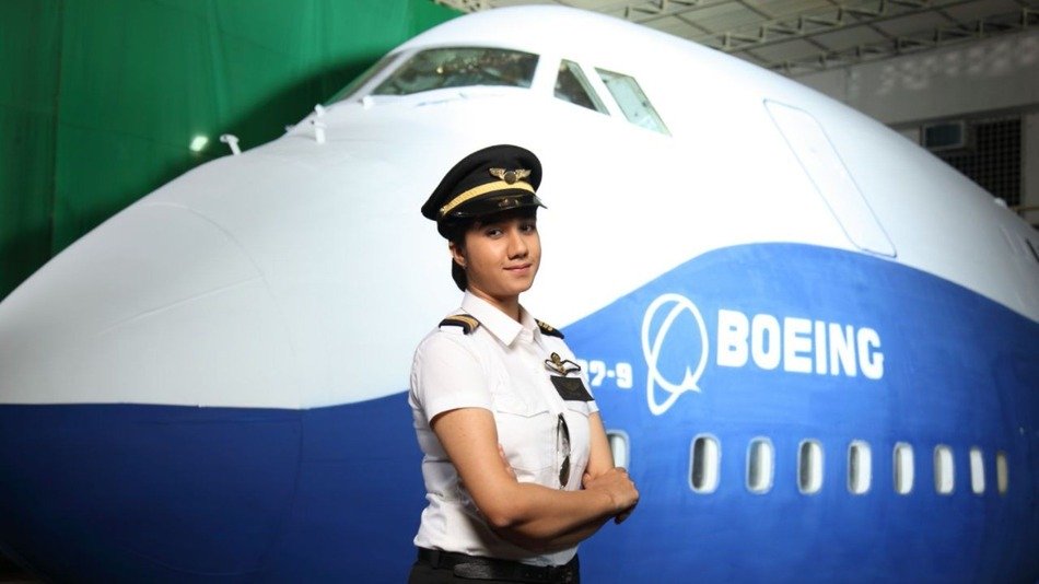 Gặp nữ phi công xinh đẹp trẻ nhất Ấn Độ - Ảnh 1.