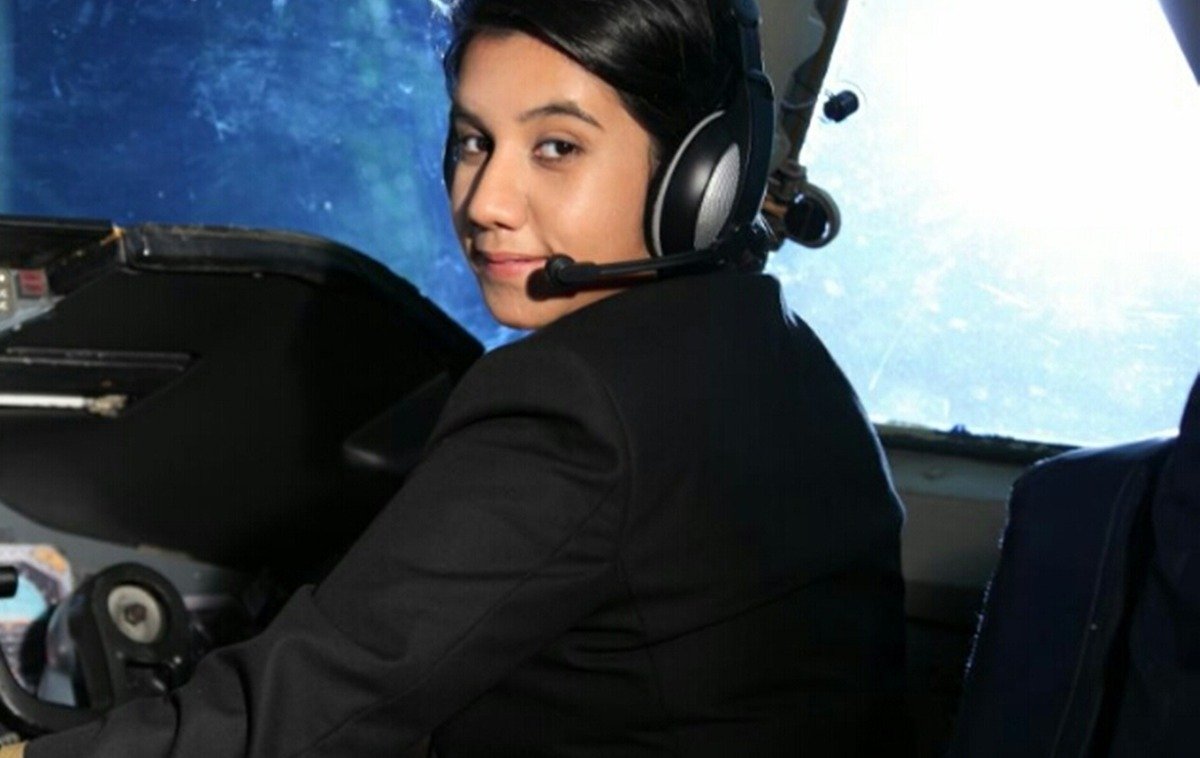Gặp nữ phi công xinh đẹp trẻ nhất Ấn Độ - Ảnh 2.
