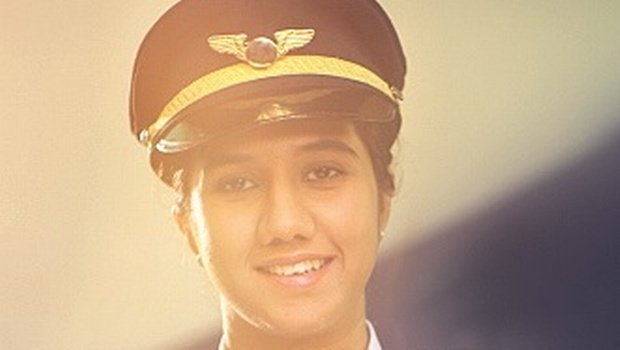 Gặp nữ phi công xinh đẹp trẻ nhất Ấn Độ - Ảnh 3.