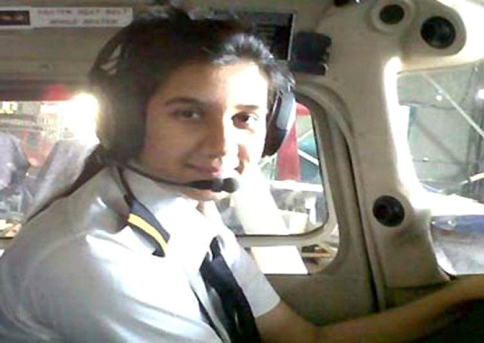 Gặp nữ phi công xinh đẹp trẻ nhất Ấn Độ - Ảnh 4.