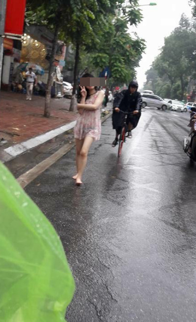 Hành động quá khó hiểu của cô gái giữa phố Hà Nội ngày mưa  - Ảnh 3.