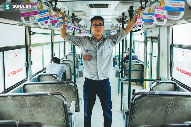 Hành vi của khách khiến hot boy phụ xe bus khốn đốn - Ảnh 2.