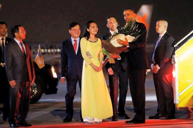 Tiết lộ danh tính của cô gái Việt xinh đẹp tặng hoa ông Obama - Ảnh 2.