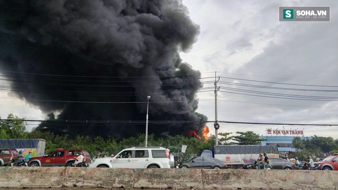 TP HCM: Đang cháy lớn tại công ty nệm Vạn Thành - Ảnh 1.