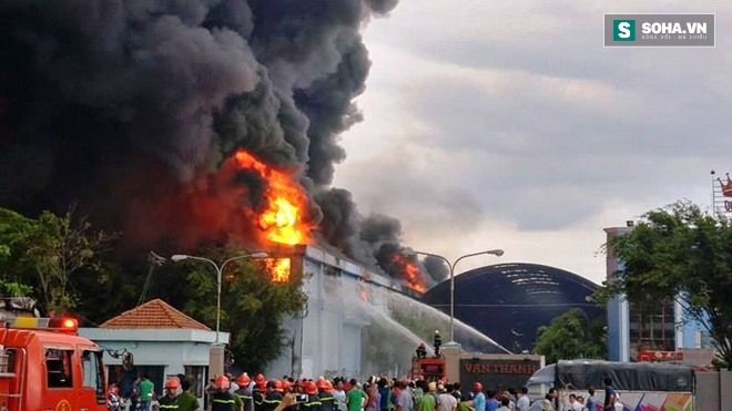 TP HCM: Đang cháy lớn tại công ty nệm Vạn Thành - Ảnh 2.