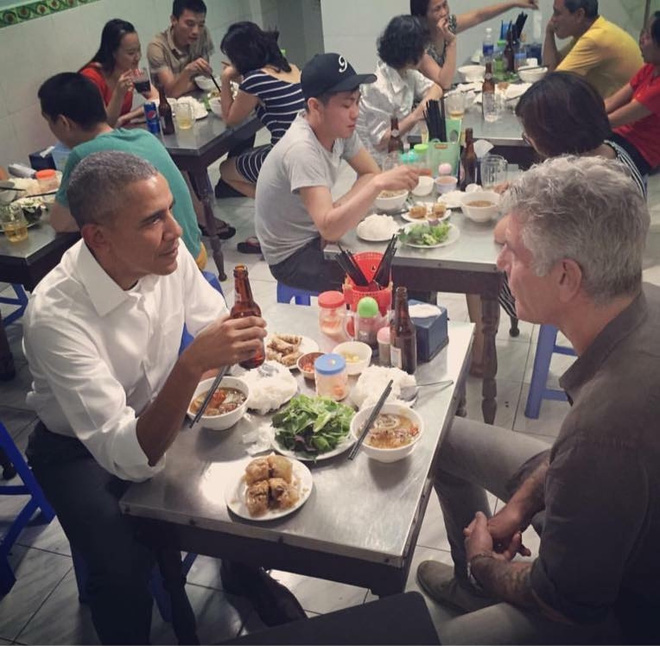Từ bánh mì Hội An đến bún chả Hà Nội, người đàn ông ngồi cùng bàn Obama đã phải lòng Việt Nam theo cách đó... - Ảnh 1.