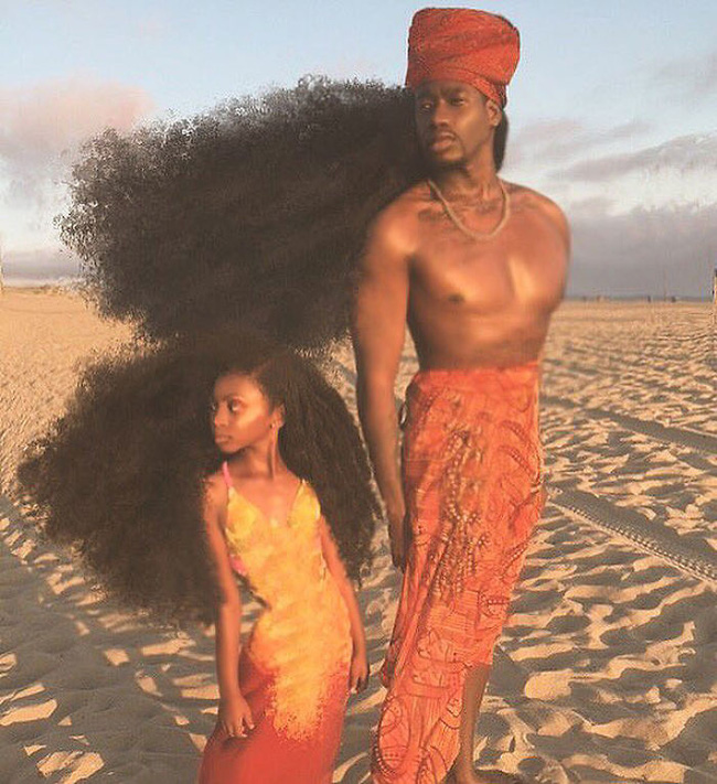 Cha và con gái nổi tiếng toàn thế giới bởi hai mái tóc bông xù - Ảnh 2.