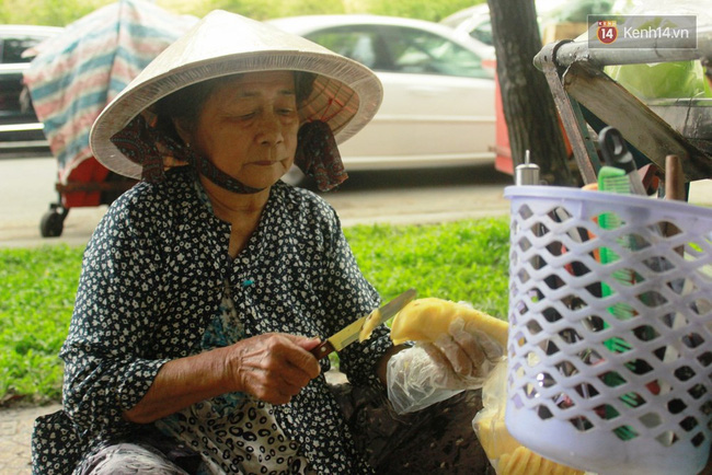 Gặp cô gái váy đen, khăn đỏ đẩy xe cho bà cụ bán rong ở Sài Gòn - Ảnh 4.