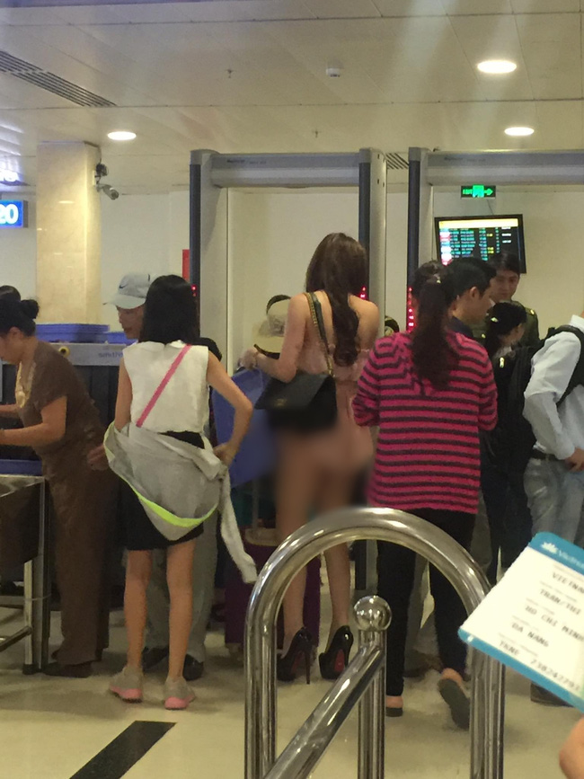 Hình ảnh chướng mắt: Cô gái mặc chiếc quần không thể ngắn hơn ở sân bay Tân Sơn Nhất - Ảnh 1.