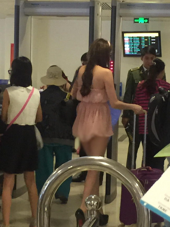 Hình ảnh chướng mắt: Cô gái mặc chiếc quần không thể ngắn hơn ở sân bay Tân Sơn Nhất - Ảnh 2.