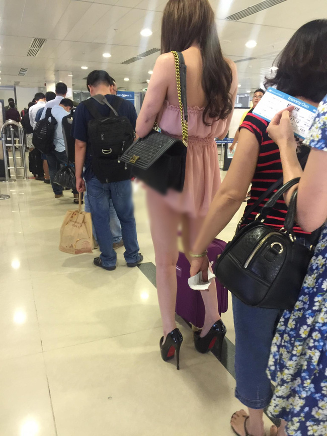 Hình ảnh chướng mắt: Cô gái mặc chiếc quần không thể ngắn hơn ở sân bay Tân Sơn Nhất - Ảnh 3.