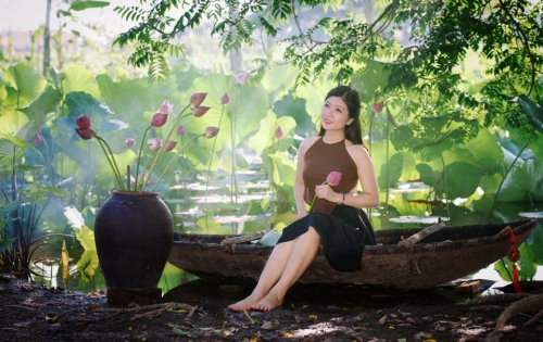 Ngất ngây với thiếu nữ gợi cảm giữa cánh đồng sen - Ảnh 2. Ngất ngây với thiếu nữ gợi cảm giữa cánh đồng sen - Ảnh 2.