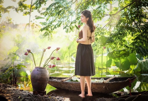 Ngất ngây với thiếu nữ gợi cảm giữa cánh đồng sen - Ảnh 3. Ngất ngây với thiếu nữ gợi cảm giữa cánh đồng sen - Ảnh 3.