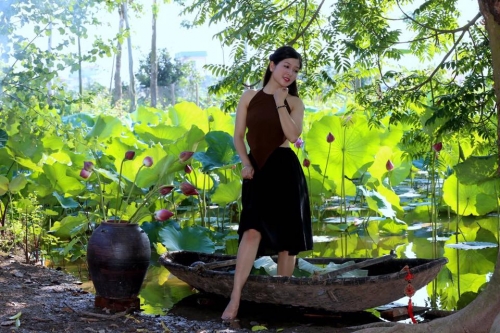 Ngất ngây với thiếu nữ gợi cảm giữa cánh đồng sen - Ảnh 4. Ngất ngây với thiếu nữ gợi cảm giữa cánh đồng sen - Ảnh 4.