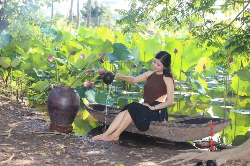 Ngất ngây với thiếu nữ gợi cảm giữa cánh đồng sen - Ảnh 5. Ngất ngây với thiếu nữ gợi cảm giữa cánh đồng sen - Ảnh 5.