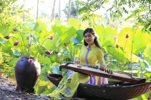 Ngất ngây với thiếu nữ gợi cảm giữa cánh đồng sen - Ảnh 9. Ngất ngây với thiếu nữ gợi cảm giữa cánh đồng sen - Ảnh 9.