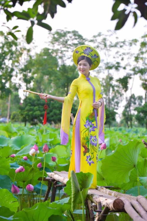 Ngất ngây với thiếu nữ gợi cảm giữa cánh đồng sen - Ảnh 11. Ngất ngây với thiếu nữ gợi cảm giữa cánh đồng sen - Ảnh 11.